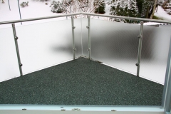 Natursteinspachtel grün mit Edelstahlgeländer & Glas