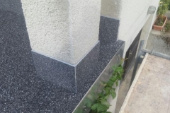 Natursteinspachtel grauschwarz mit Säule
